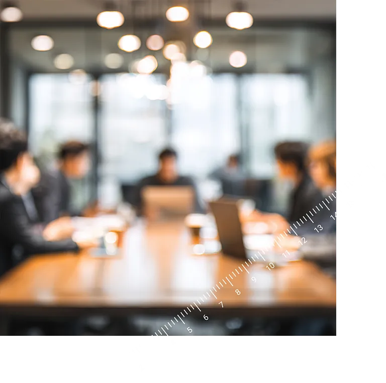 Team welches zusammen an einem Tisch ein Meeting hat